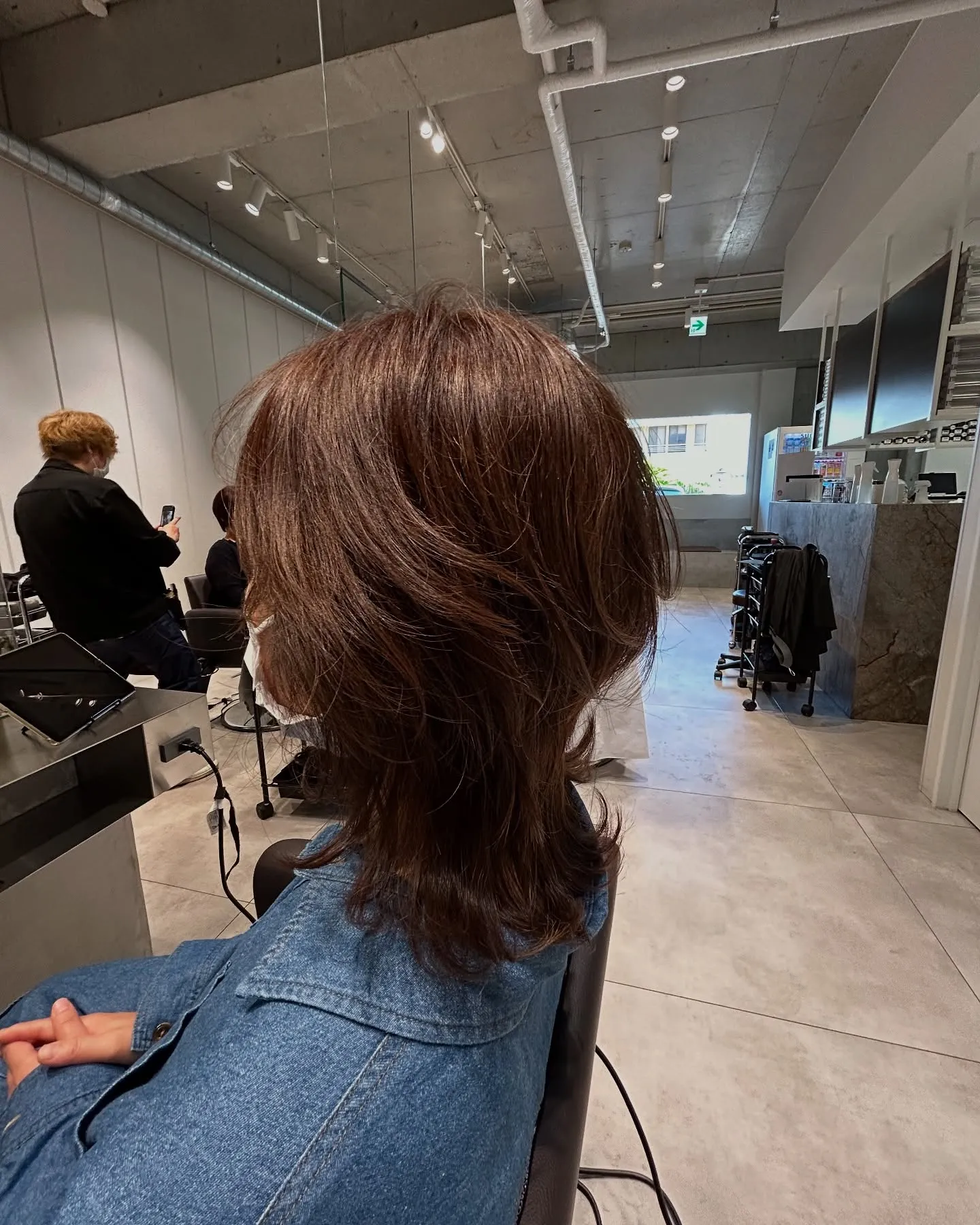 カールを活かしてミディアムウルフハイレイヤー！