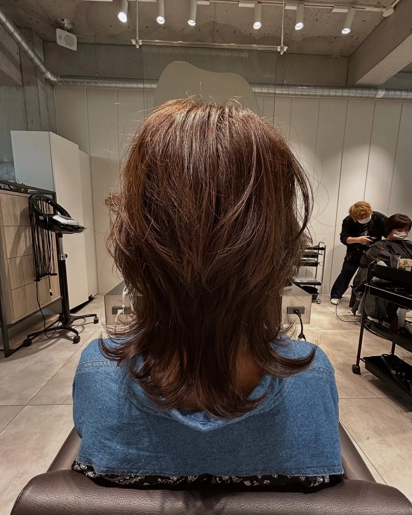 カールを活かしてミディアムウルフハイレイヤー！